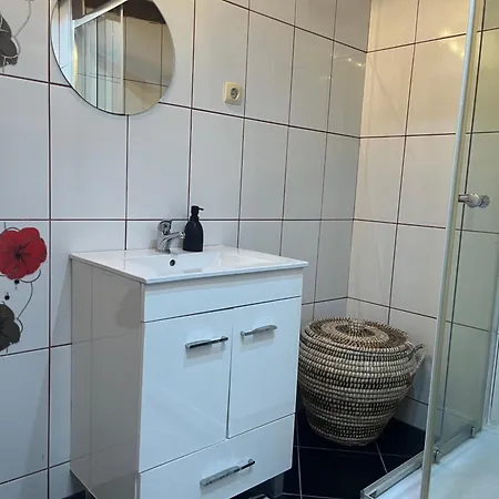 Very Charming Overlooking S Jorge Castel Apartmán